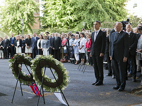 Berit Roald (NTB Scanpix): His Majesty and his Prime Minister at wreath-laying ceremony on July 22nd of 2012