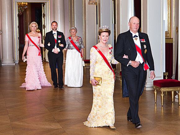 21. oktober: Kong Harald og Dronning Sonja holder gallamiddag for Stortingets representanter på Det kongelige slott (Foto: Gorm Kallestad / Scanpix)