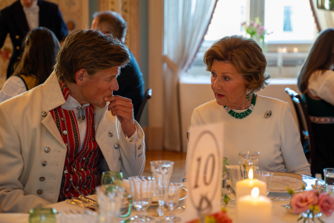 Dronning Sonja i samtale med Johannes Høsflot Klæbo, som tok fleire medaljar under OL. Foto: Simen Løvberg Sund, Det kongelige hoff.