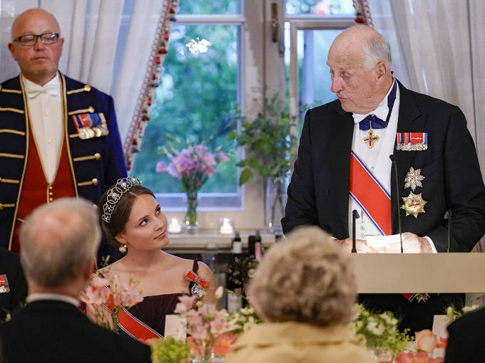 Kong Harald holder tale for Prinsesse Ingrid Alexandra. Foto: Håkon Mosvold Larsen / NTB