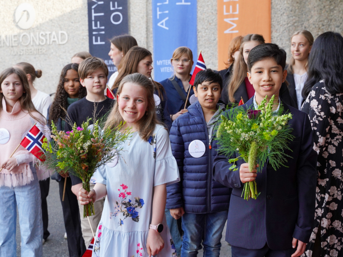 Kronprinsen fikk blomster av Malin Isabel Aas Dale (10) og Sebastian Plasencia Castillo (12), begge elever ved Bærum kulturskole som har undervisning på Henie Onstad. Foto: Liv Anette Luane, Det kongelige hoff