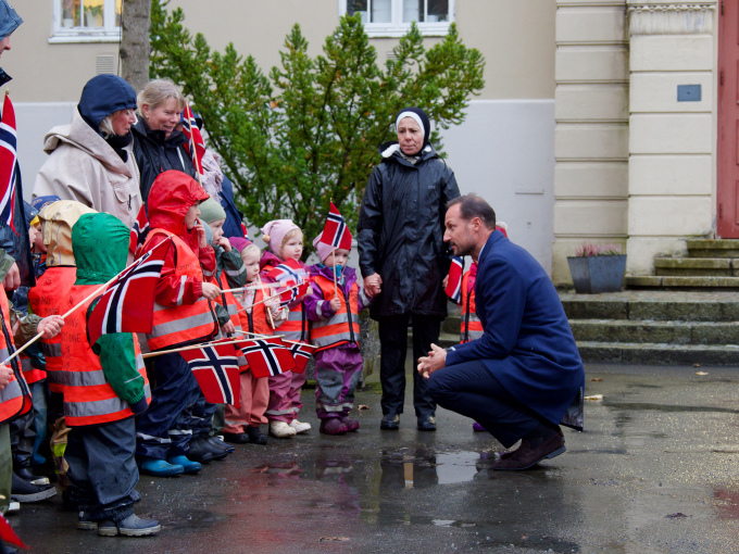 Kronprins Haakon hilser på barn fra Dronning Mauds Minne barnehage. Foto: Paal Eckhoff Salvesen / Dronning Mauds Minne Høgskole