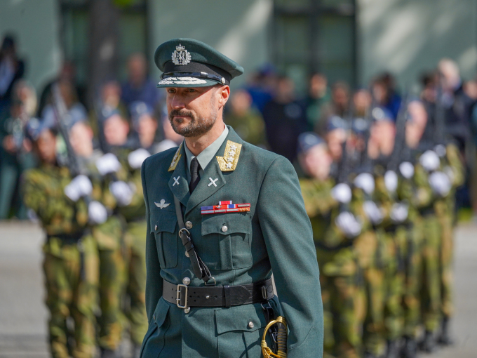 Kronprins Haakon inspiserer Forsvaret si honnøravdeling. Foto: Liv Anette Luane, Det kongelege hoffet