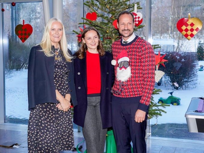 Kronprinsesse Mette-Marit, Prinsesse Ingrid Alexandra og Kronprins Haakon besøker Rikshospitalet julaften. Foto: Terje Bendiksby / NTB