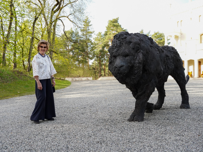 Dronningen med løven som nå vokter Oscarshall. Foto: Liv Anette Luane, Det kongelige hoff