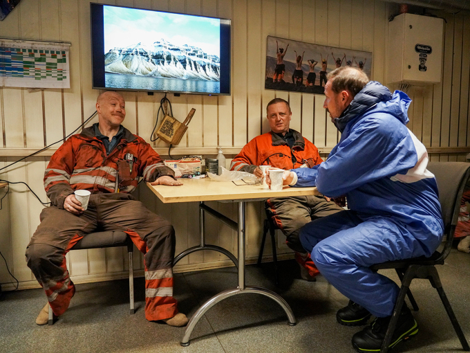 Kronprins Haakon snakker med gruvearbeiderne Henrik Skrivfars og Inge Bakkeland (t.v) i Gruve 7. Foto: Ole Berg-Rusten / NTB