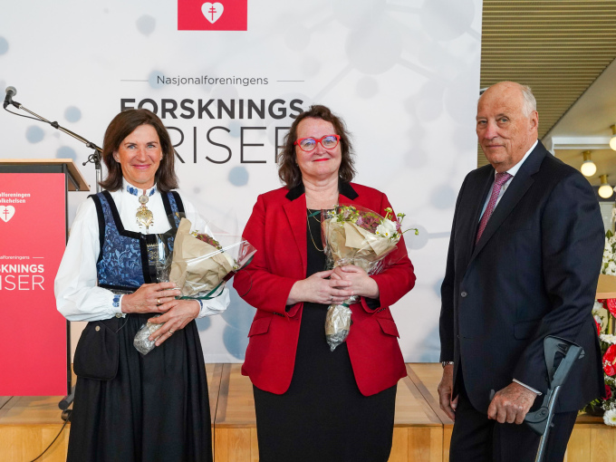 Kong Harald sammen med prisvinnerne professor Bettina Husebø og professor Eva Gerdts. Foto: Liv Anette Luane, Det kongelige hoff