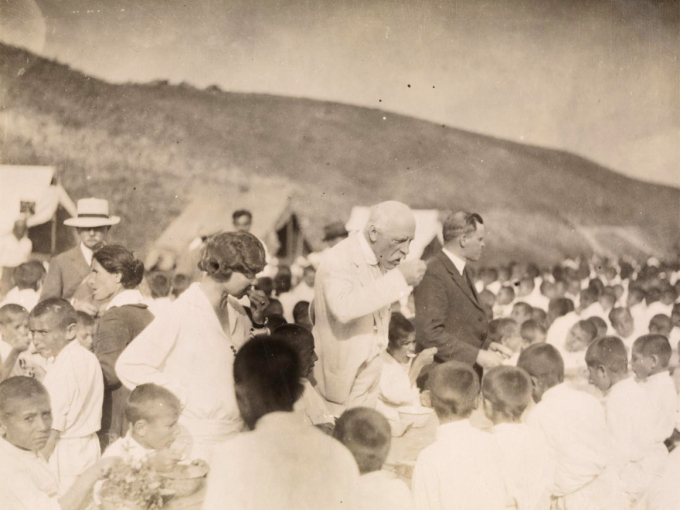 Polarhelten, forskeren og diplomaten Fridtjof Nansen var en pioner i arbeidet med å hjelpe flyktninger og sultrammede. Her besøker han en sommerleir for foreldreløse gutter i byen Kumajri i Sjirak, Armenia, sommeren 1925. Foto: © Nasjonalbiblioteket