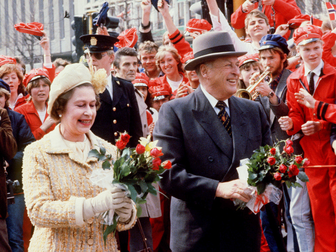 Dronning Elizabeth og Kong Olav ønskes velkommen av rødrussen i Stavanger under statsbesøket i 1981. Foto: Erik Thorberg / NTB 