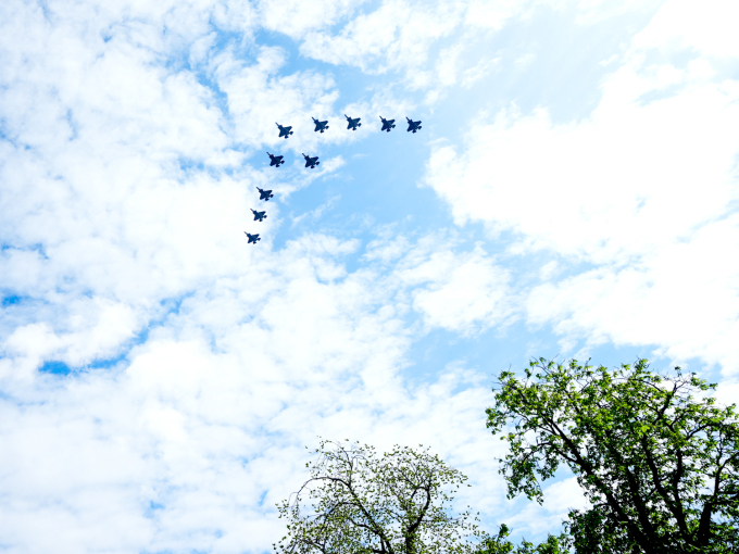 Ti F-35 jagerfly flaug i formasjon over Festningsplassen. Foto: Lise Åserud / NTB