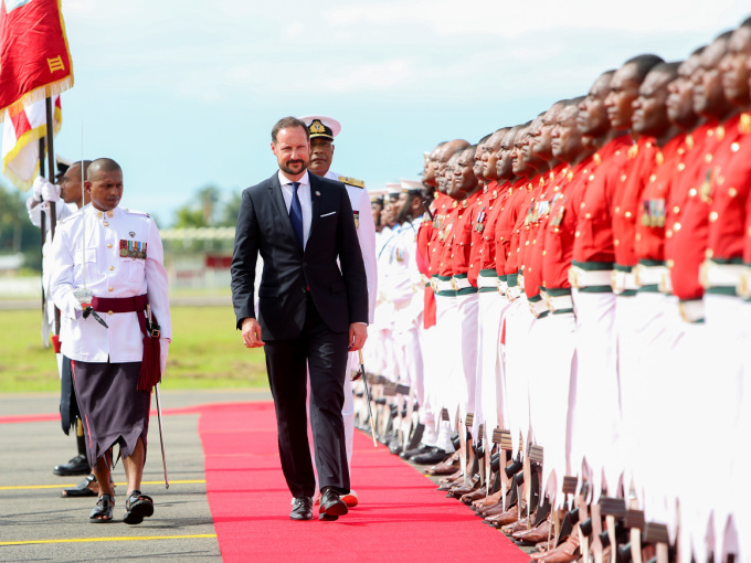 Kronprins Haakon inspiserer et æreskompani bestående av 100 soldater fra Fijis hær og sjøforvar. Foto: Karen Setten / NTB scanpix