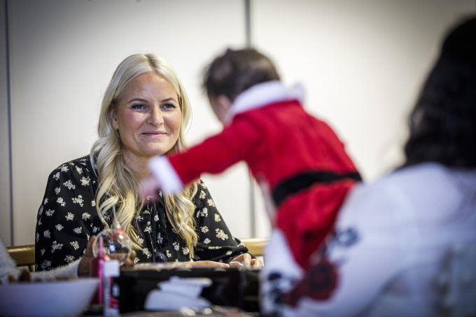 Kronprinsesse Mette-Marit under julebesøk hos Barnas stasjon på Alna. Foto: Thomas Bjørnflaten/Blå Kors
