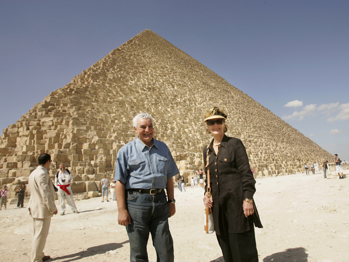 Dronning Sonja med arkeologen Zahi Hawass, som var hennes guide under besøket til Keopspyramiden. Foto: Heiko Junge, Scanpix