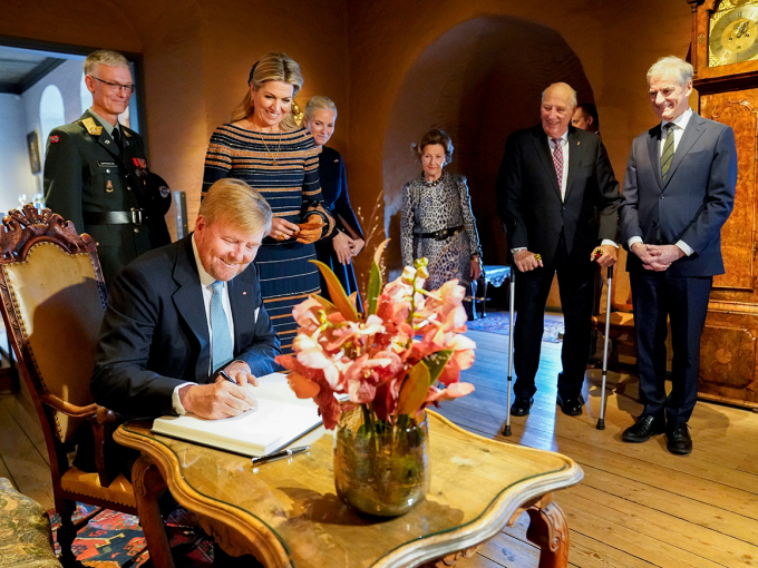 Kong Willem-Alexander og de andre gjestene signerte gjesteboken på Akershus. Foto: Torstein Bøe / NTB