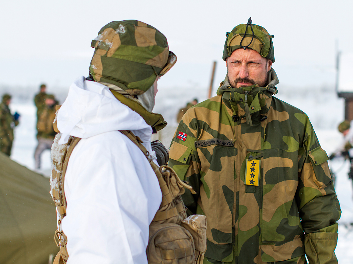 Kronprinsen på militærøvelse - Det norske kongehus