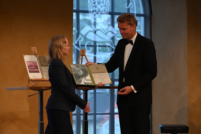 La ministra de Investigación y Educación Superior, Ola Borten Moe, entregó el Premio Nils Klim a la teóloga finlandesa Elisa Uusimäki.  Foto: Sven Gj. Gjeruldsen, La Corte Real.