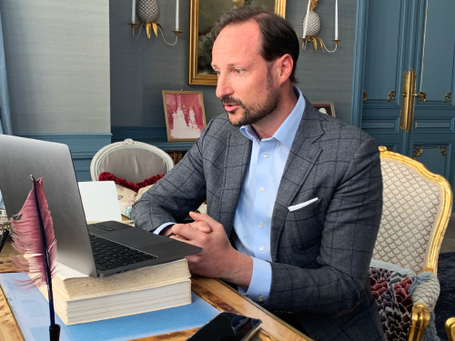 El Príncipe Heredero Haakon en una reunión de video con gerentes de compañías más pequeñas.  Foto: Maren Kvikshaug, The Royal Court