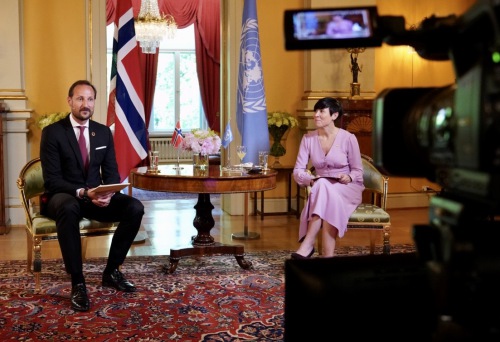 En 2020, el Príncipe Heredero, junto con el Ministro de Relaciones Exteriores, participó en una reunión digital con más de 190 embajadores de la ONU.  (Foto: Simen Sund / The Royal Court)