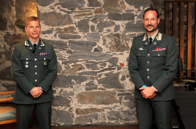 Kronprins Haakon og veteran Thor Andreas Kårsten på Akershus Festning. (Foto: Thorbjørn Kjosvold)
