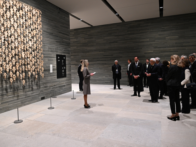 L'azienda ha ricevuto la presentazione dell'opera d'arte Pile o'Sápmi di Máret Ánne Sara nell'atrio del Museo Nazionale.  Foto: Sven Gj.  Gjeruldsen, La corte reale 