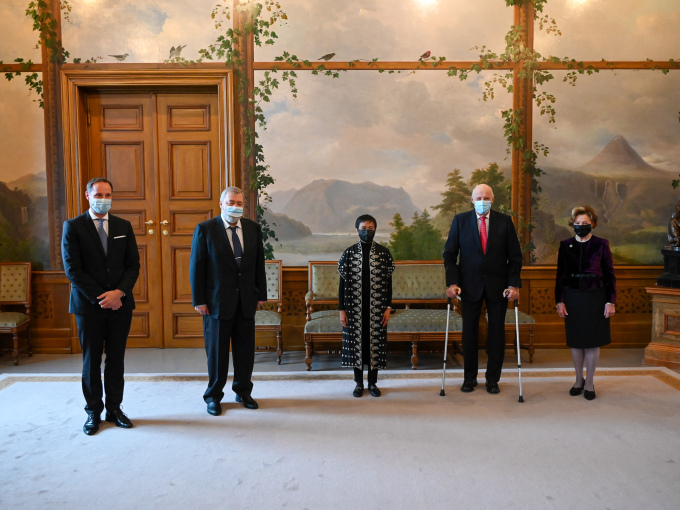 El Príncipe Heredero Haakon, Dmitry Muratov, Maria Ressa, el Rey Harald y la Reina Sonja en la Sala de los Pájaros del Castillo.  Foto: Sven Gj. Gjeruldsen, The Royal Court