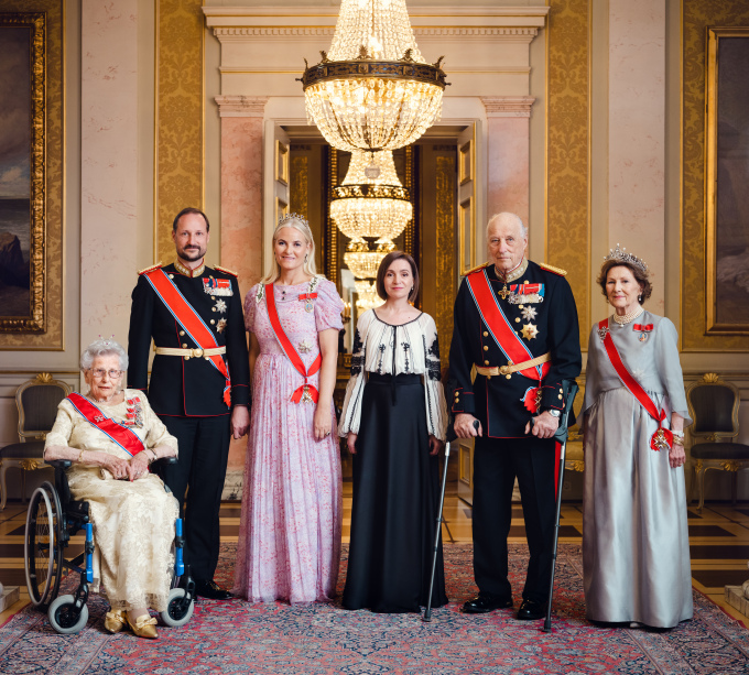 Mandag kveld inviterte Kongen og Dronningen til gallamiddag på Slottet til ære for Moldovas president Maia Sandu. Kronprinsparet og Prinsesse Astrid, fru Ferner var også til stede. Foto: Kimm Saatvedt, Det kongelige hoff
