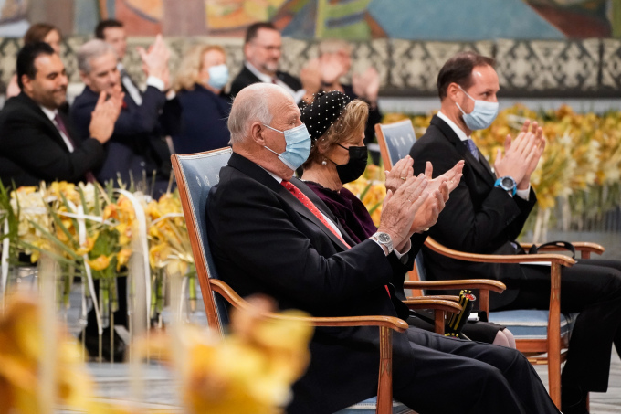 El Rey Harald, la Reina Sonja y el Príncipe Heredero Haakon durante la entrega del Premio Nobel de la Paz en el Ayuntamiento de Oslo.  Fotografía: Stian Lysberg Solum / NTB