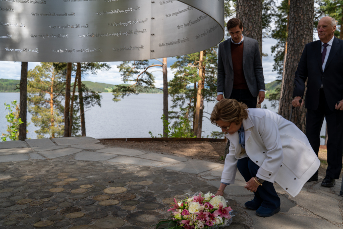 La reina Sonja depositó flores en el memorial de Lysningen.  (Foto: Simen Sund / Corte Real)