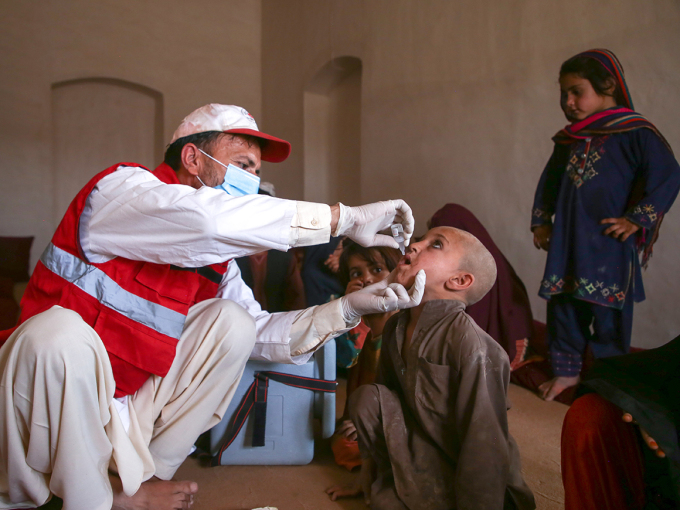 Afganistán La Media Luna Roja tiene clínicas de salud móviles que brindan atención médica crítica y tratamientos vitales para mujeres y niños en algunas áreas muy inaccesibles de Afganistán.  El trabajo cuenta con el apoyo de la Cruz Roja de Noruega.  Esta foto fue tomada fuera de Kandahar.  Foto: Meer Abdullah / Media Luna Roja de Afganistán