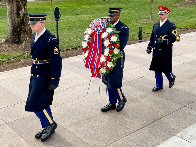 La corona del príncipe heredero Haakon se lleva a la tumba del soldado desconocido en Arlington, Virginia.  Foto: La Corte Real