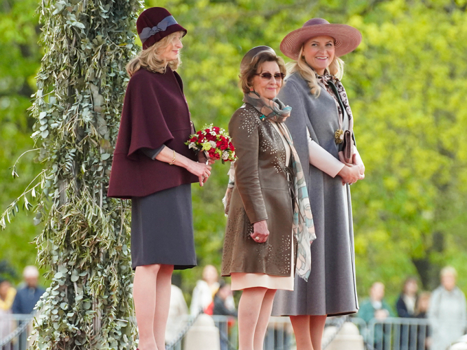 Sul palco hanno preso posto Laura Mattarella, la regina Sonja e la principessa ereditaria Mette-Marit.  Foto: Lise Åserud, NTB 