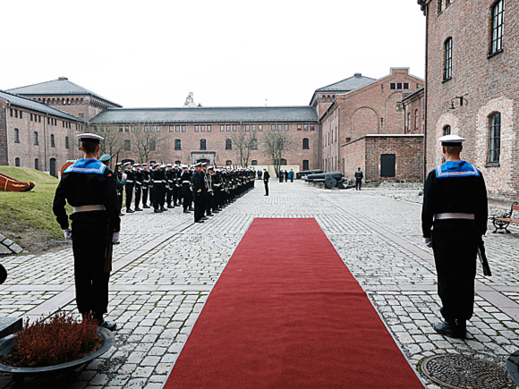 Nye faner til Sjøforsvaret Det norske kongehus