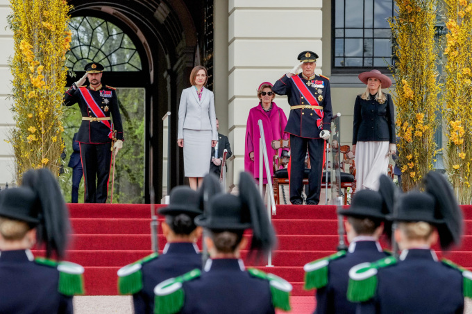 Presidenten ble ønsket velkommen med offisiell velkomstseremoni på Slottsplassen. Foto: Heiko Junge, NTB