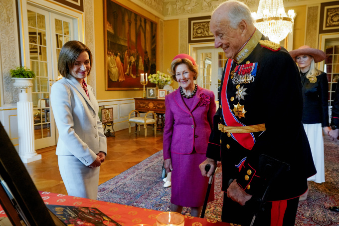 Det ble utvekslet gaver i Speilsalen på Slottet i anledning statsbesøket. Foto: Lise Åserud, NTB