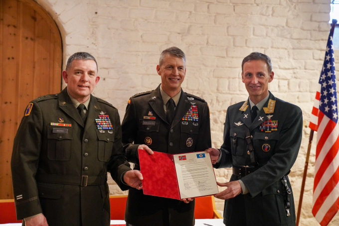 El Mayor General Shawn Manke, el General Daniel Hokanson y el Jefe de Defensa General Eirik Kristoffersen firmaron el acuerdo.  Foto: Simen Sund / Corte Real