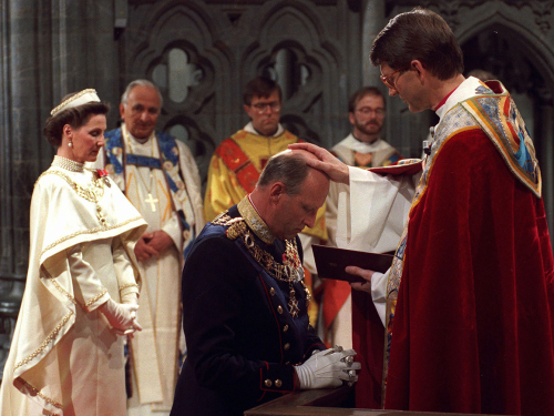 La pareja real está firmada por el obispo Finn Wagle en la catedral de Nidaros.  Foto: Bjørn Sigurdsøn, Scanpix