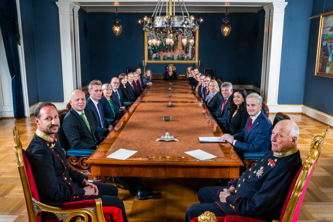 El gobierno de Støre se reúne con el rey y el príncipe heredero en su primera reunión de gabinete en el Palacio.  Fotografía: Håkon Mosvold Larsen / NTB