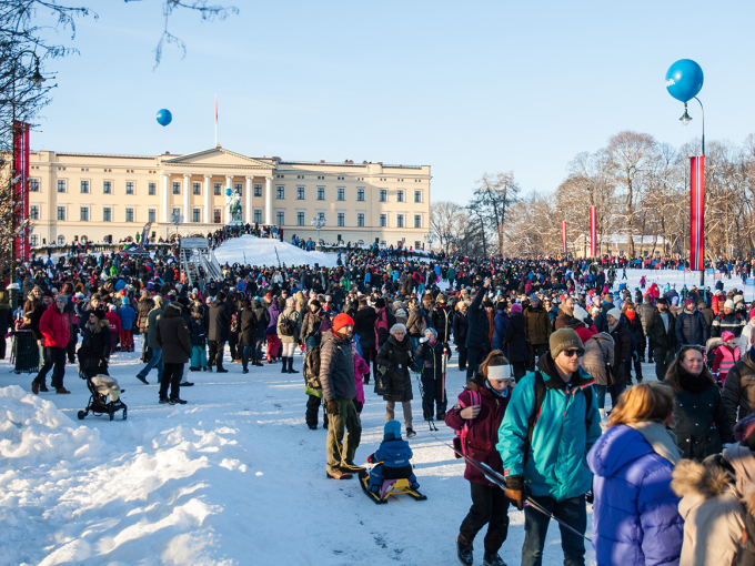 Kongeparets 25-årsjubileum vart innleidd med vinterleikar på Slottsplassen. Foto: Audun Braastad, NTB scanpix