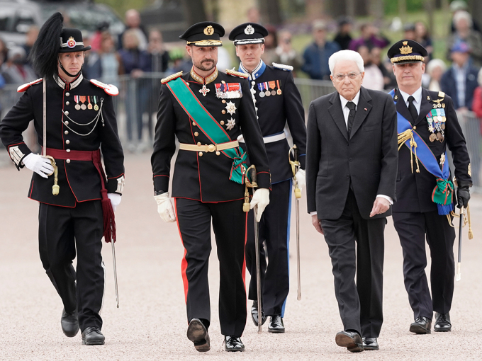Il presidente Sergio Mattarella ispeziona la guardia d'onore in Piazza Castello, seguito dal principe ereditario Haakon.  Foto: Lise Åserud, NTB