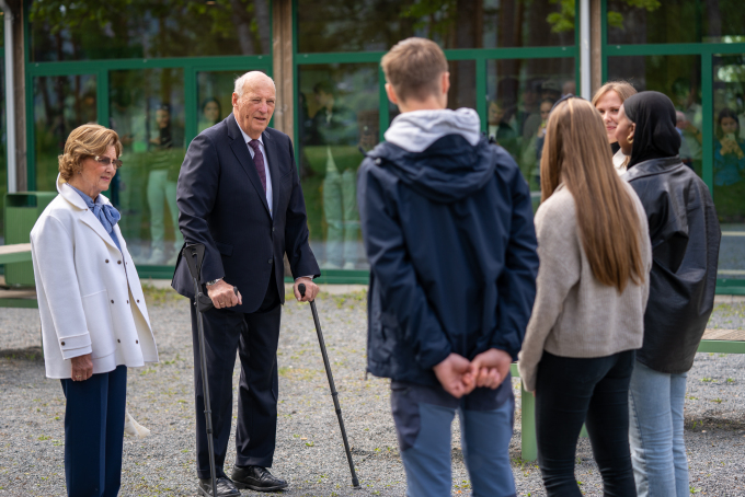 Los estudiantes de secundaria que visitaban Utøya le contaron a la pareja real sobre el programa de aprendizaje en el que estaban involucrados.  (Foto: Simen Sund / Corte Real)