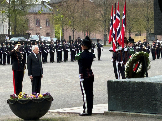 Il Presidente Mattarella depone una corona di fiori al Monumento Nazionale del Castello di Akershus.  Foto: Sven Gj.  Gjeruldsen, La corte reale 